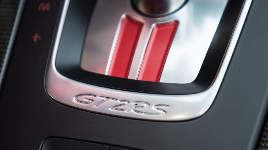 Детали интерьера Porsche 911 GT2 RS (991) 2017 года  (WW) (фото 69 из 93)